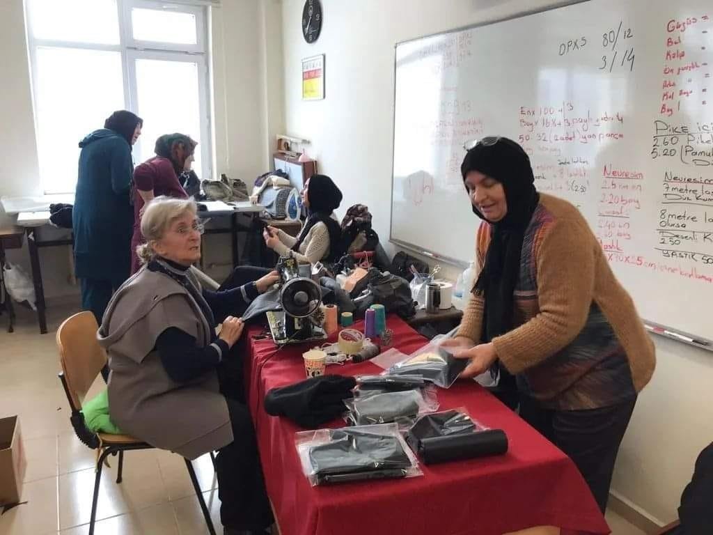 Kütahya HEM, deprem bölgesindeki vatandaşların ihtiyaçlarına yönelik üretimler yapıyor