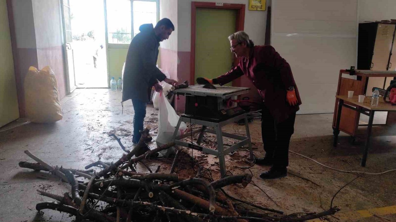 Öğretmen ve öğrencilerden hijyen malzemesi ve odun yardımı