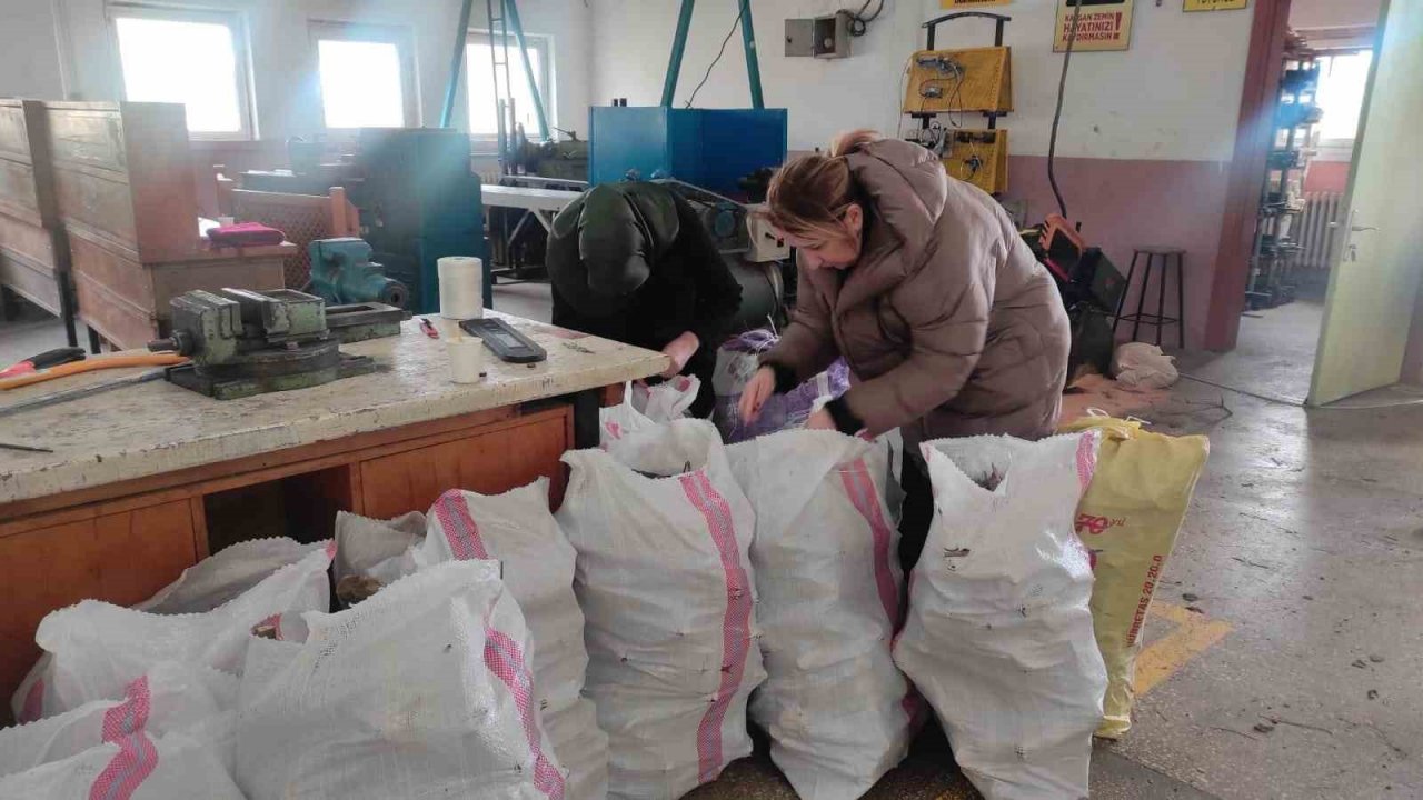 Öğretmen ve öğrencilerden hijyen malzemesi ve odun yardımı