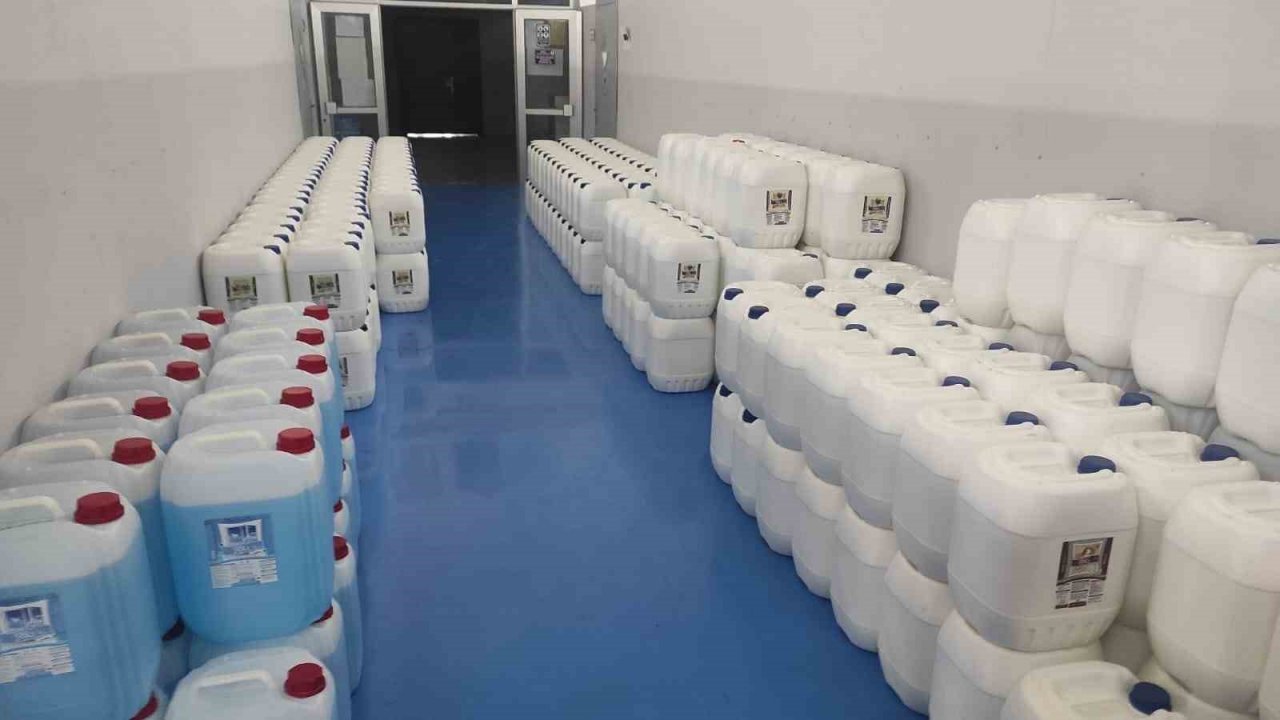 Öğretmen ve öğrencilerden hijyen malzemesi ve odun yardımı