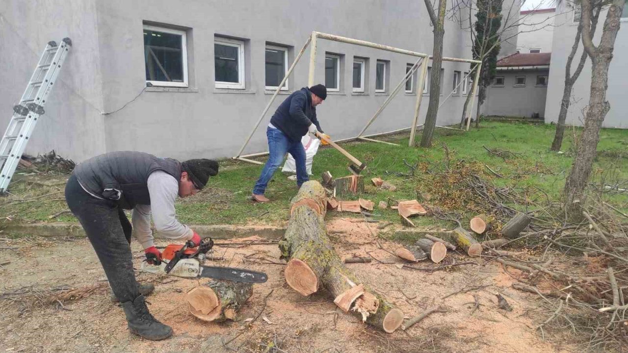 Öğretmen ve öğrencilerden hijyen malzemesi ve odun yardımı