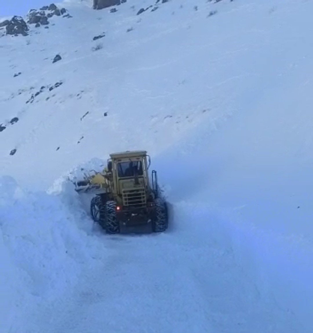 Deprem bölgesine yardımların ulaştırılması için ekipler çığ düşen yolu ulaşıma açtı