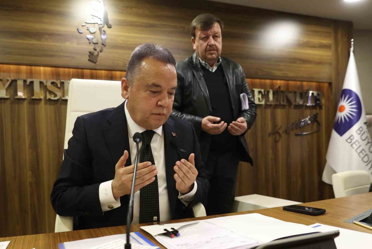 Antalya Büyükşehir Belediye Meclisi, depremde hayatını kaybedenler için saygı duruşunda bulundu