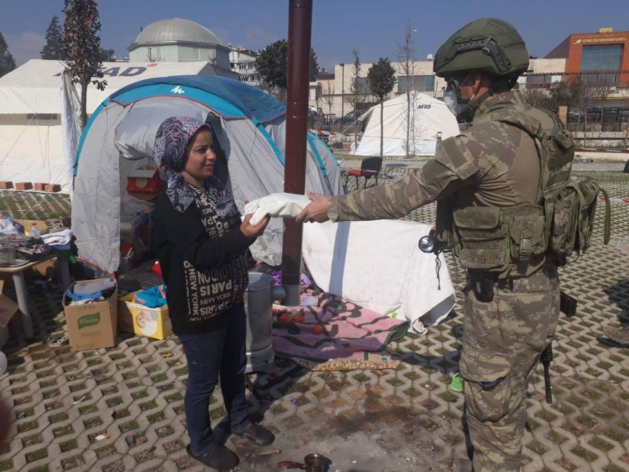 Mehmetçik arama kurtarma çalışmalarının yanı sıra hijyen kiti dağıtımı da yapıyor