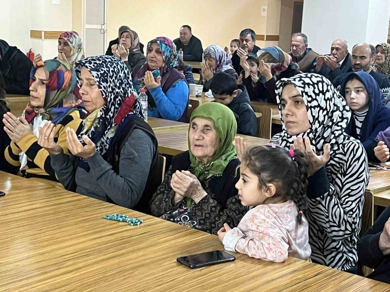 Nevşehir’de depremzedeler kaybettikleri yakınları için dua etti