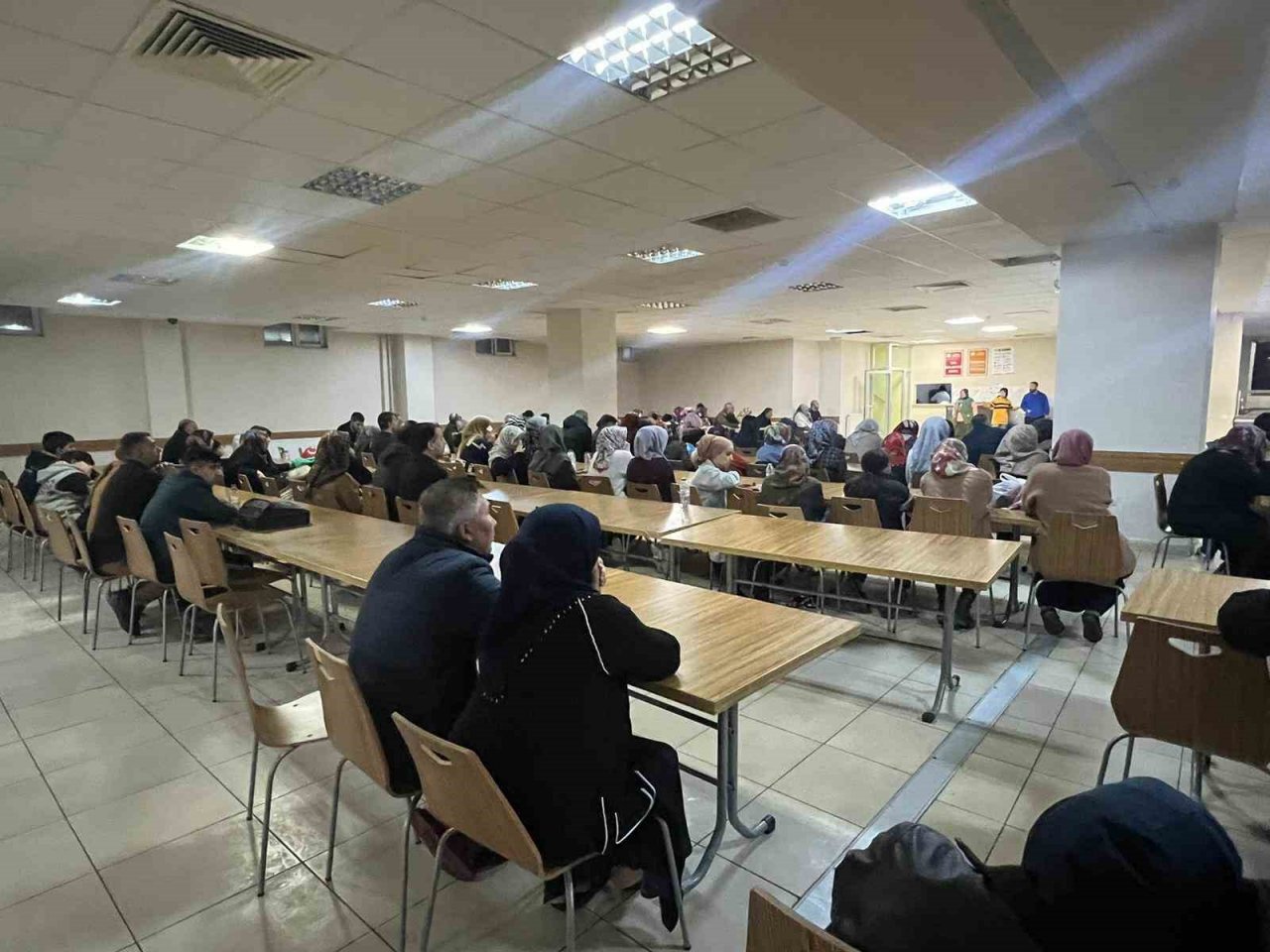 Nevşehir’de depremzedeler kaybettikleri yakınları için dua etti