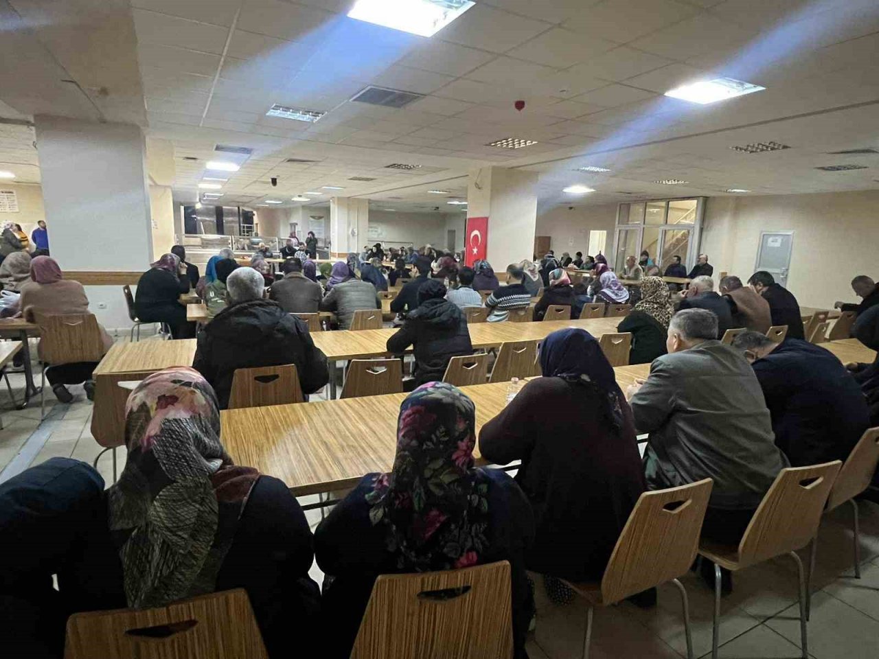 Nevşehir’de depremzedeler kaybettikleri yakınları için dua etti