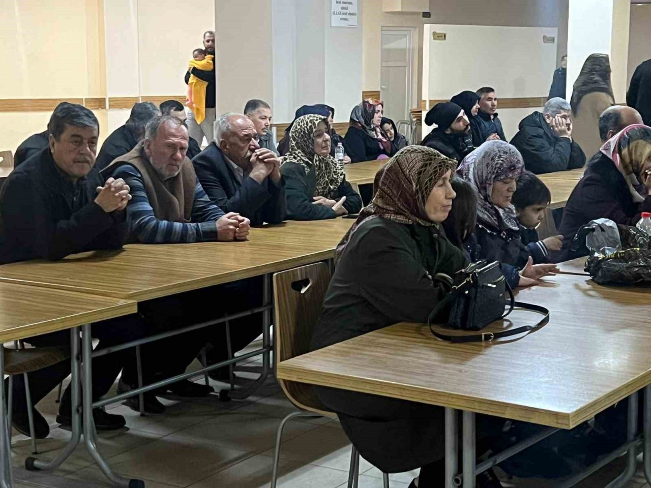 Nevşehir’de depremzedeler kaybettikleri yakınları için dua etti