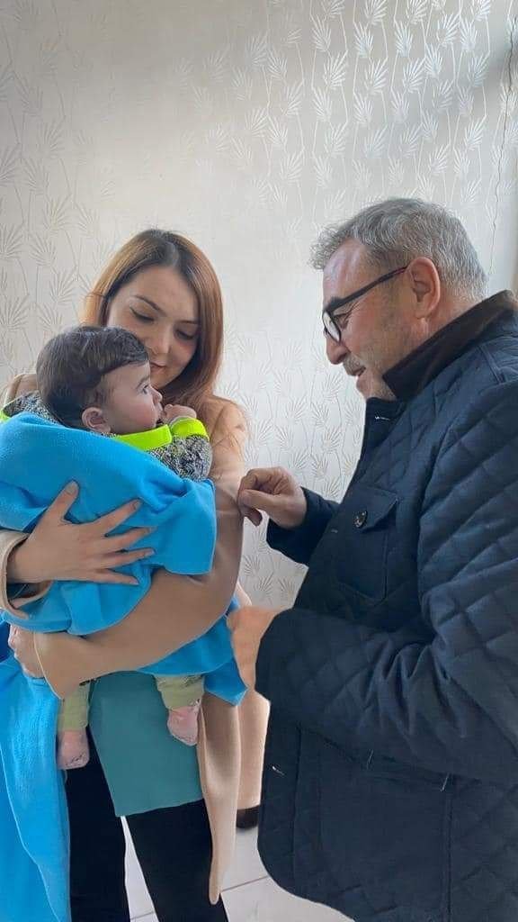 Mucur Belediyesi’nden depremzedelere çay ve yemek ikramı