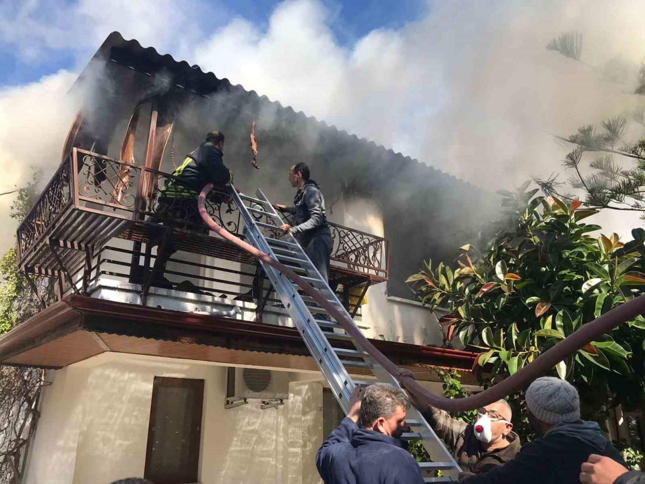 Akyaka’da ev yangını