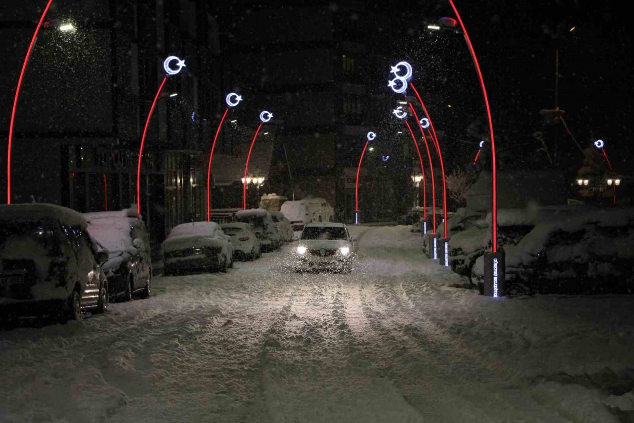 Yoğun kar yağışı Rize’yi etkisi altına aldı