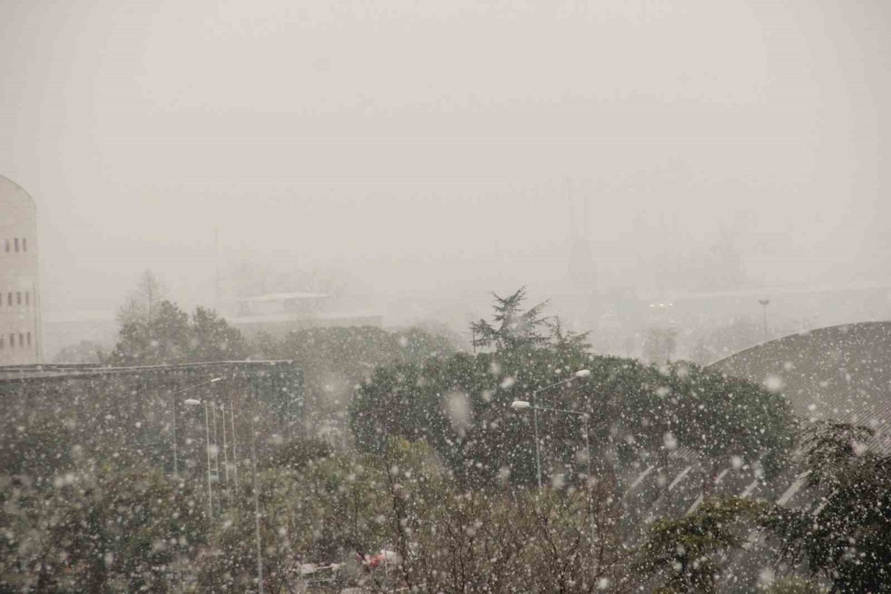 Samsun güne kar yağışıyla başladı