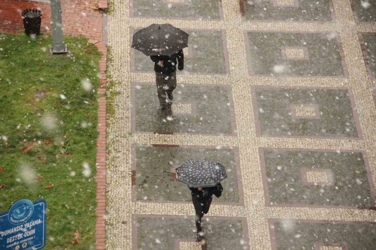 Samsun güne kar yağışıyla başladı