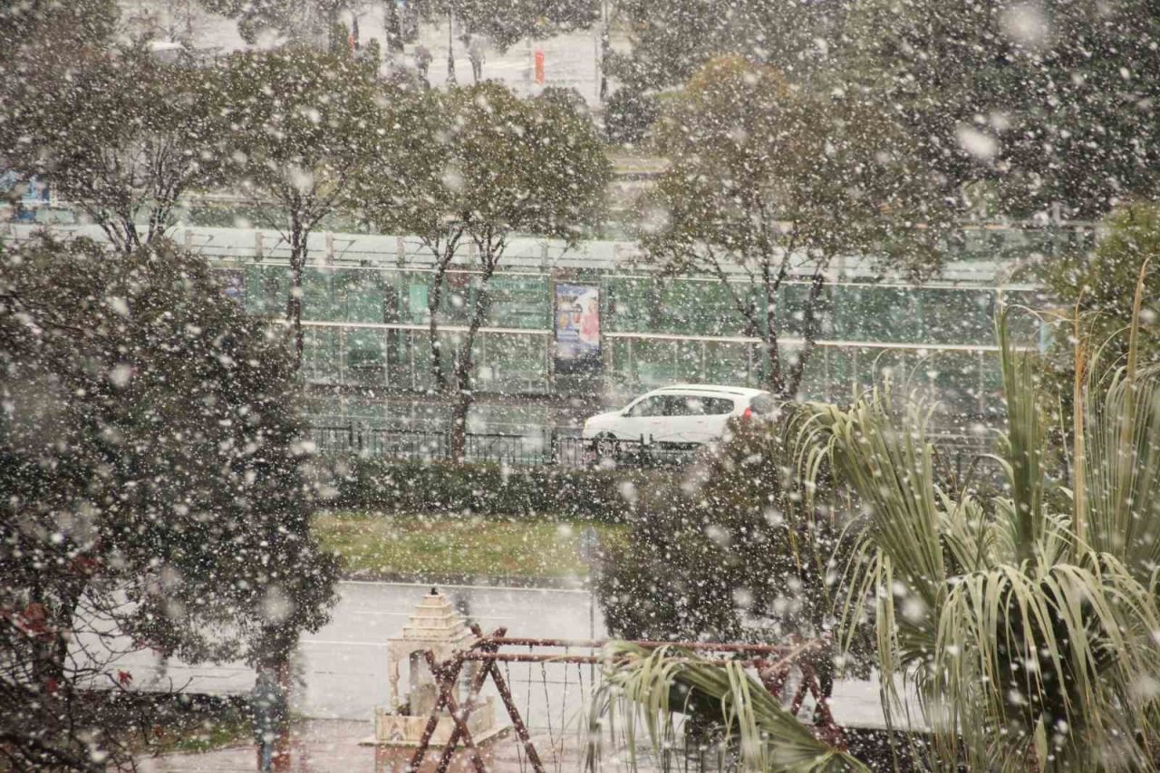 Samsun güne kar yağışıyla başladı