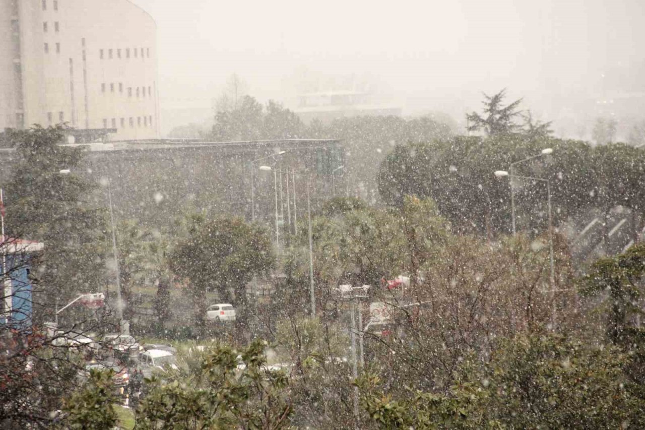 Samsun güne kar yağışıyla başladı