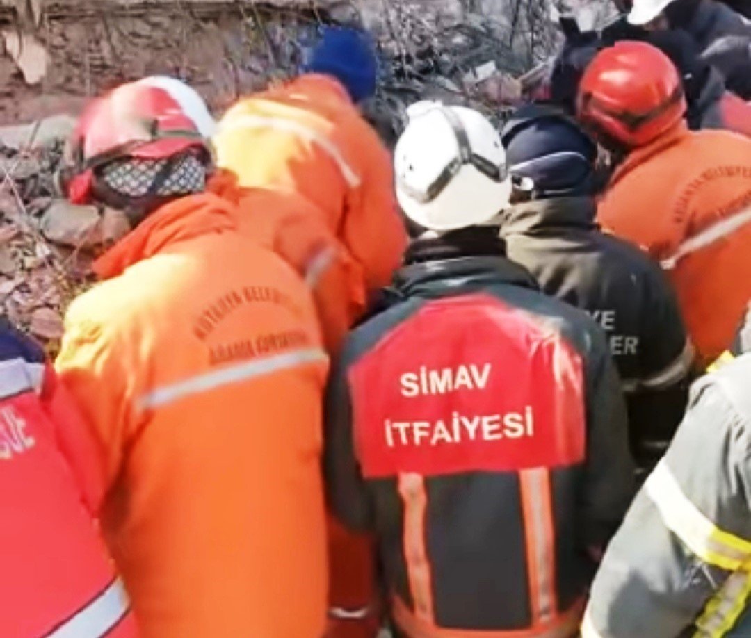 Simav İtfaiye Müdürlüğü ekibi 150 saat sonra 8 yaşındaki küçük kızı enkazdan sağ olarak çıkardı