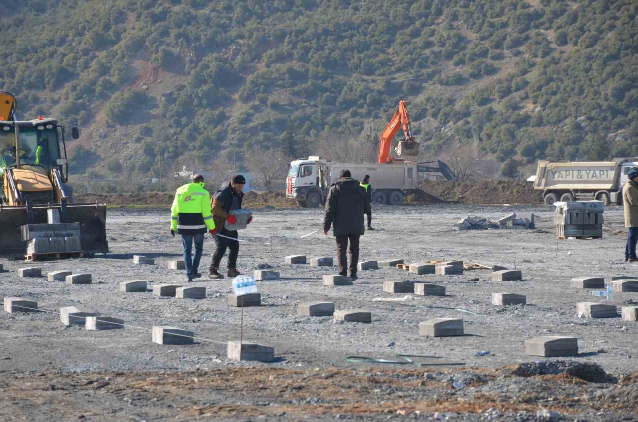 Nurdağı’nda yaralar sarılıyor, konteyner kentler kuruluyor