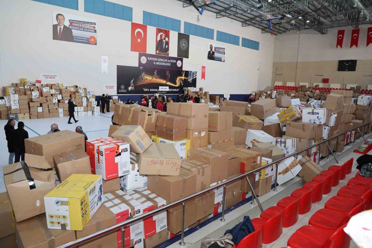 Başkan Yalçın’ın Girişimleriyle Avrupa’dan 5 Tır Yardım Malzemesi Geldi