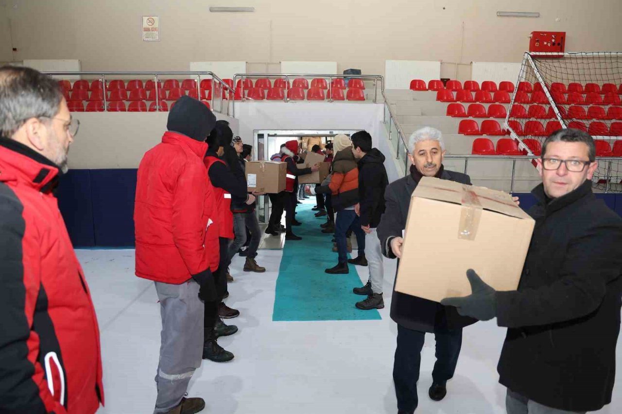 Başkan Yalçın’ın Girişimleriyle Avrupa’dan 5 Tır Yardım Malzemesi Geldi