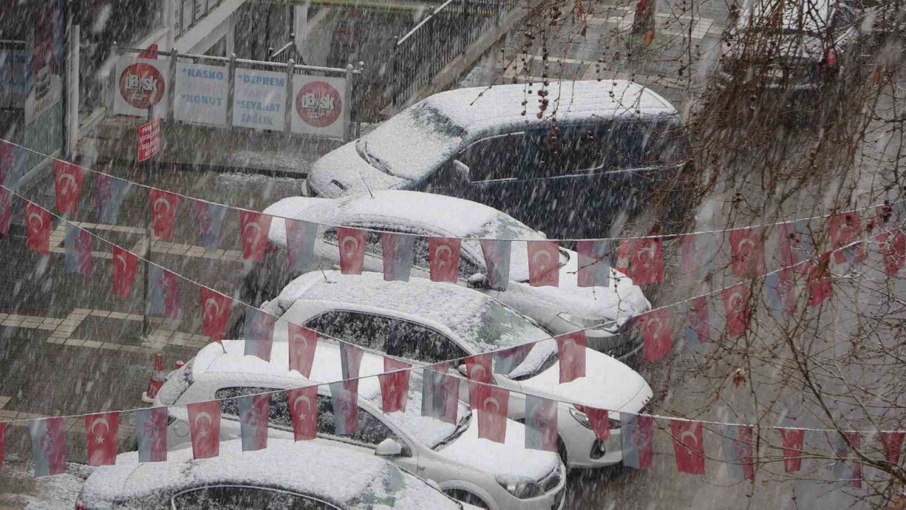 Trabzon’da şehir merkezine mevsimin ilk karı yağdı