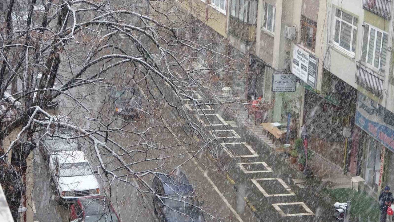 Trabzon’da şehir merkezine mevsimin ilk karı yağdı