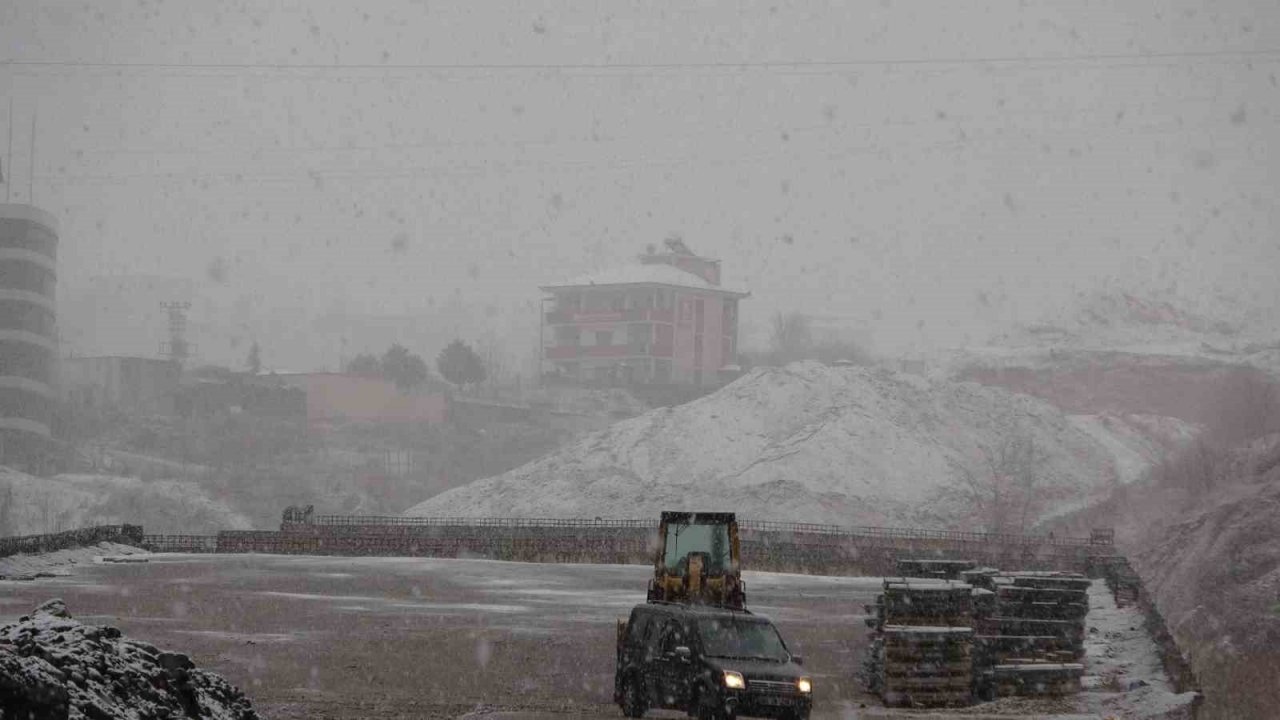 Trabzon’da şehir merkezine mevsimin ilk karı yağdı