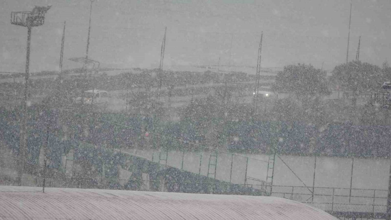 Trabzon’da şehir merkezine mevsimin ilk karı yağdı