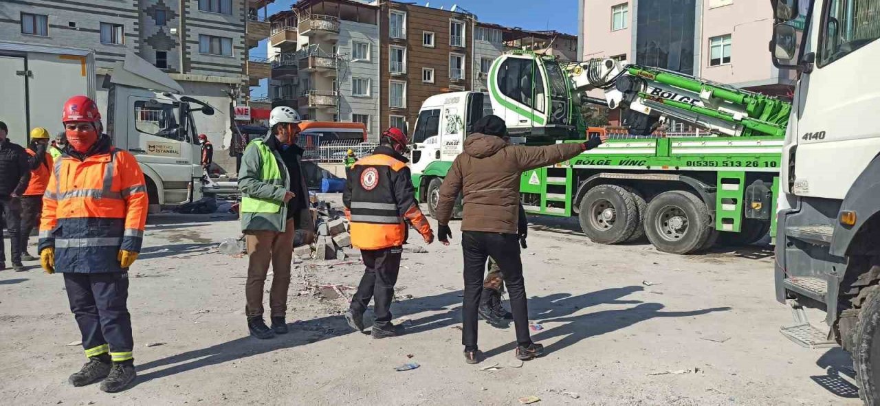 Ümraniye Belediyesi afetin yaralarını sarmak için deprem bölgesinde canla başla çalışıyor