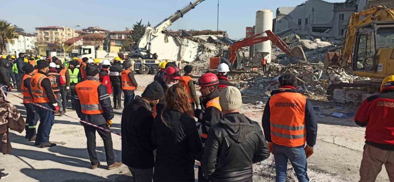 Ümraniye Belediyesi afetin yaralarını sarmak için deprem bölgesinde canla başla çalışıyor