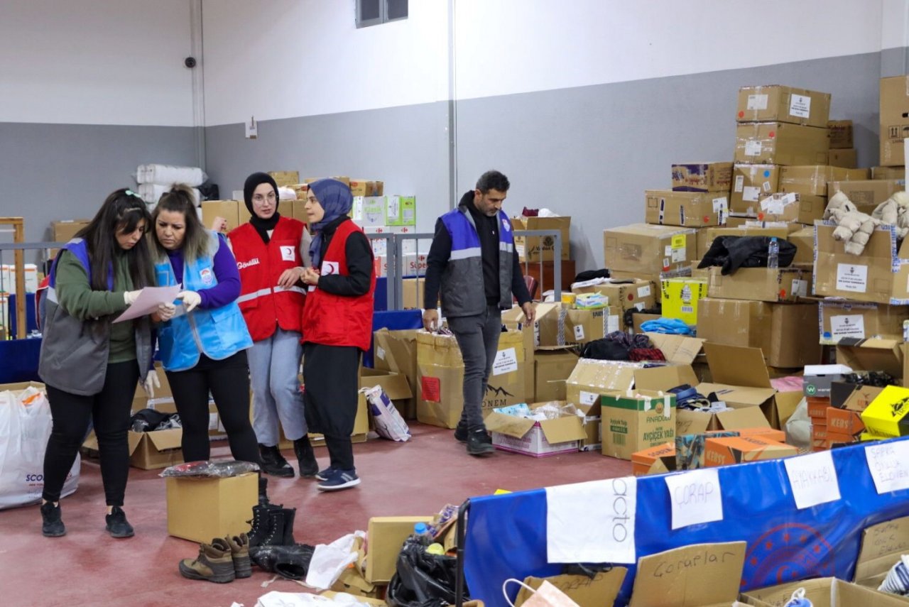 Yalova Belediyesi’nden depremzedelere “sosyal market” hizmeti