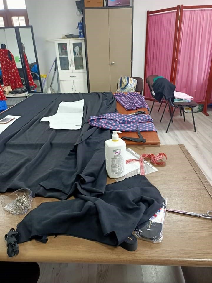 Termal’de kursiyerler depremzedeler için eşofman üretiyor