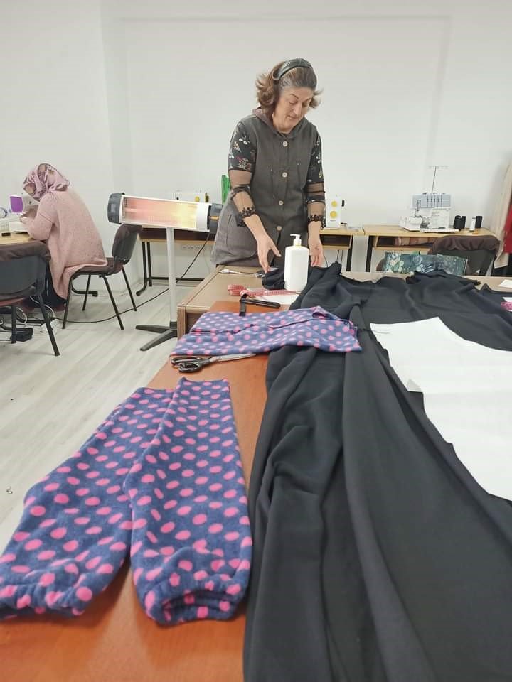 Termal’de kursiyerler depremzedeler için eşofman üretiyor