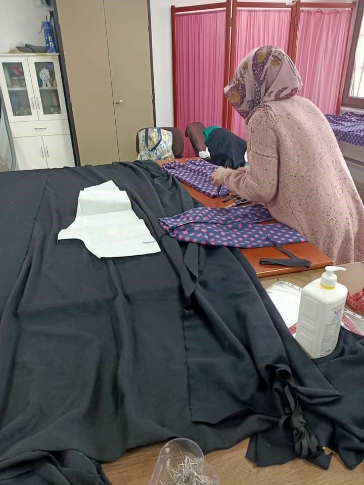 Termal’de kursiyerler depremzedeler için eşofman üretiyor