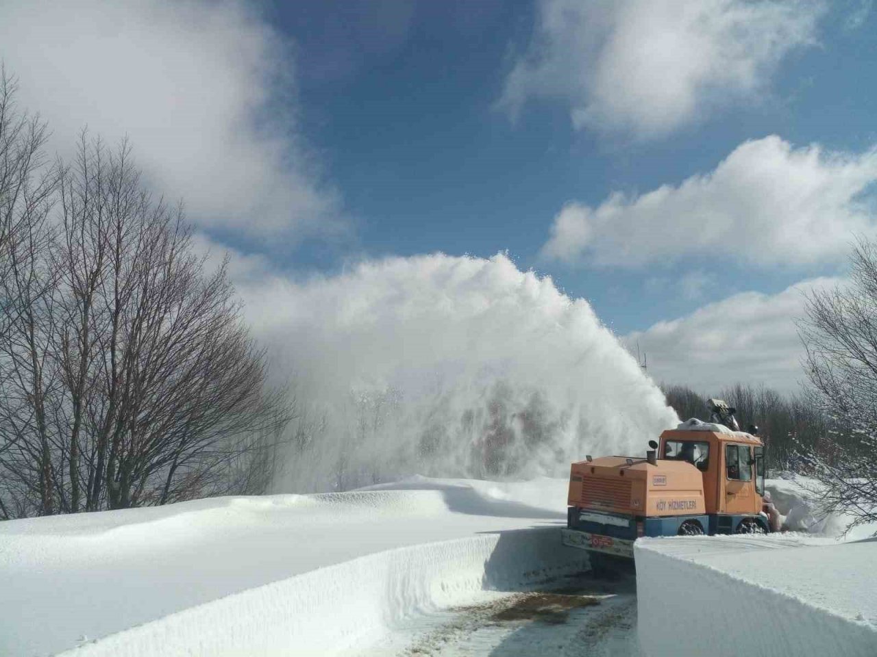 Mahsur kalan cenaze, ekiplerin 24 saat aralıksız yolu açmasıyla defin edilebildi