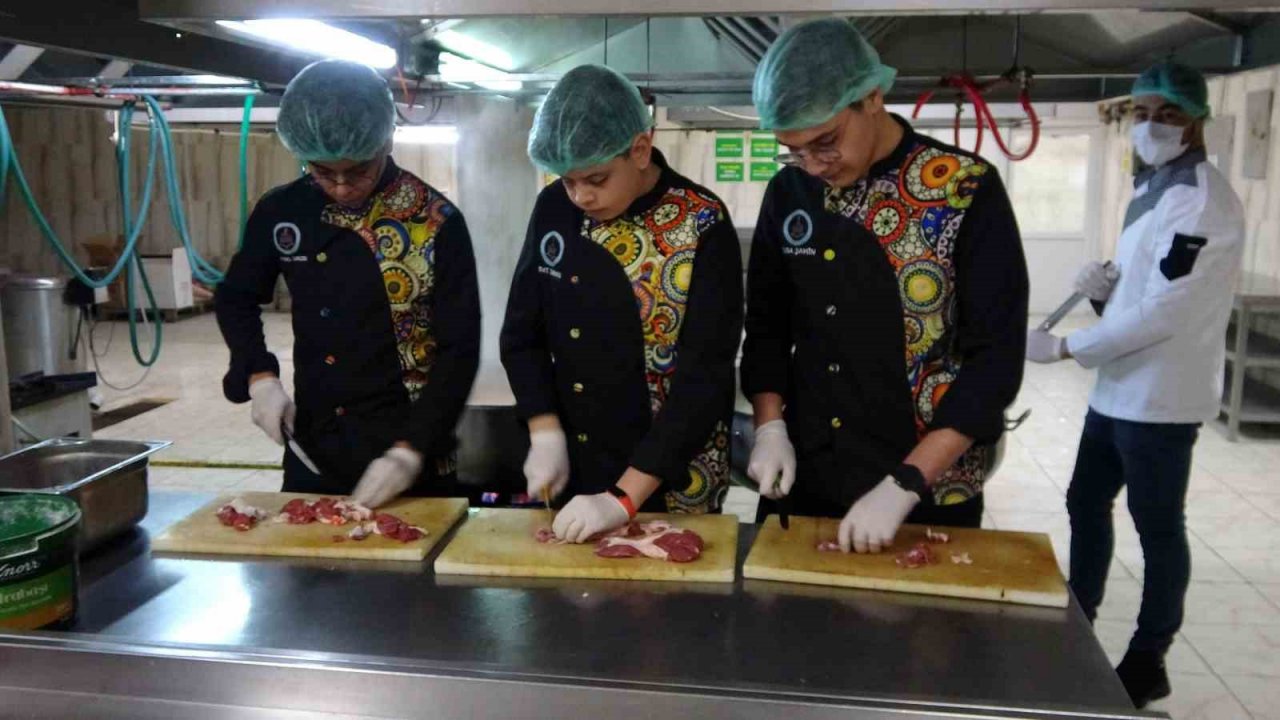 Yozgat’ta öğretmen ve öğrenciler, depremzedeler için ekmek ve yemek hazırlıyor