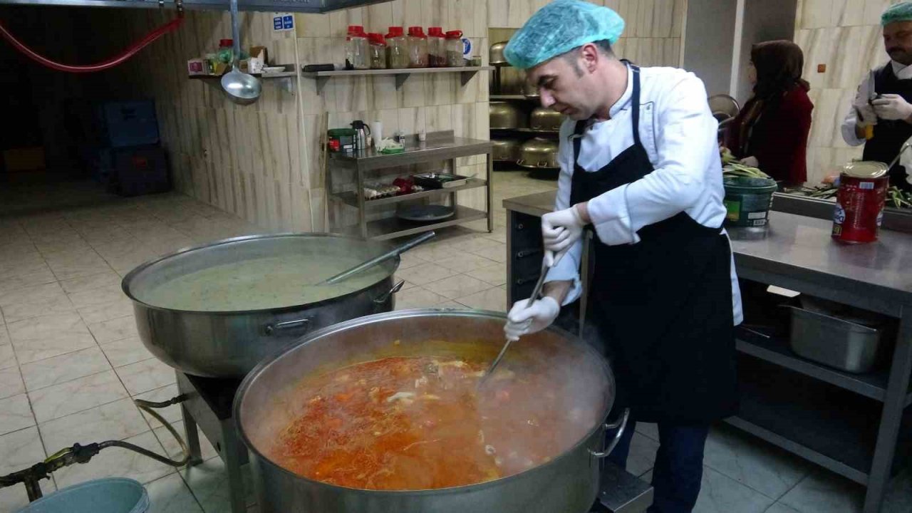 Yozgat’ta öğretmen ve öğrenciler, depremzedeler için ekmek ve yemek hazırlıyor