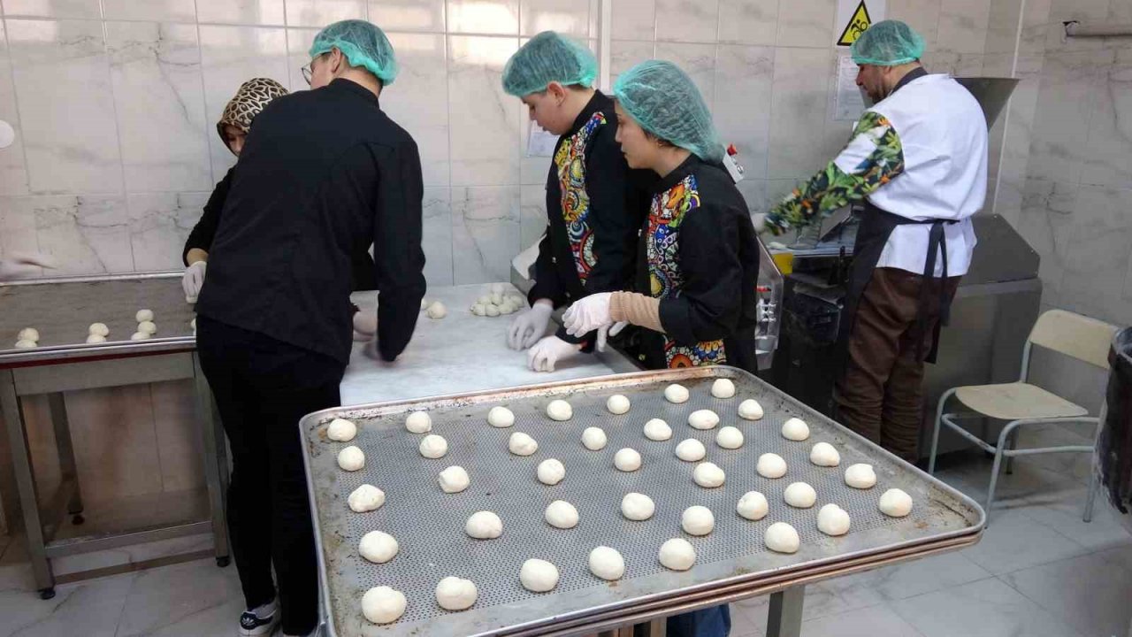 Yozgat’ta öğretmen ve öğrenciler, depremzedeler için ekmek ve yemek hazırlıyor