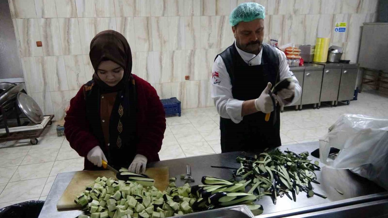 Yozgat’ta öğretmen ve öğrenciler, depremzedeler için ekmek ve yemek hazırlıyor