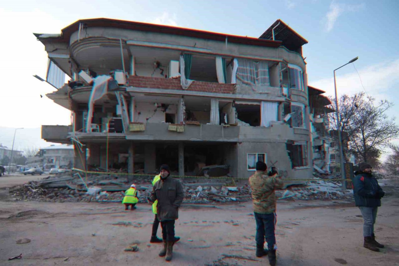 Depremin yıkıp geçtiği enkaz halindeki Elbistan havadan görüntülendi