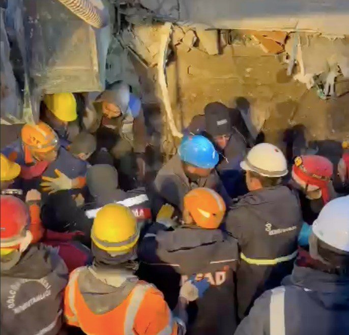 9 yaşındaki Yücel, 205 saat sonra enkazdan sağ çıkartıldı