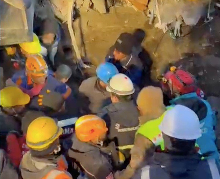 9 yaşındaki Yücel, 205 saat sonra enkazdan sağ çıkartıldı