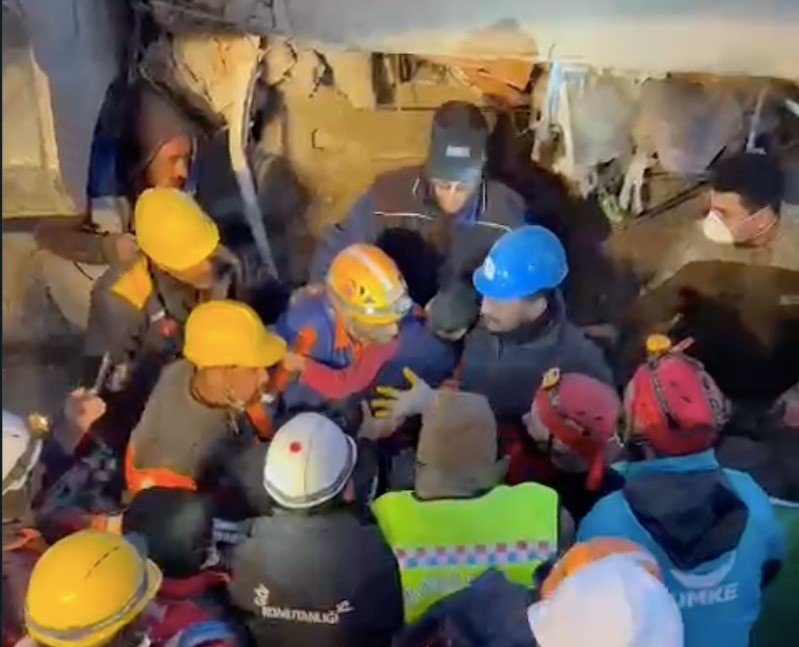 9 yaşındaki Yücel, 205 saat sonra enkazdan sağ çıkartıldı