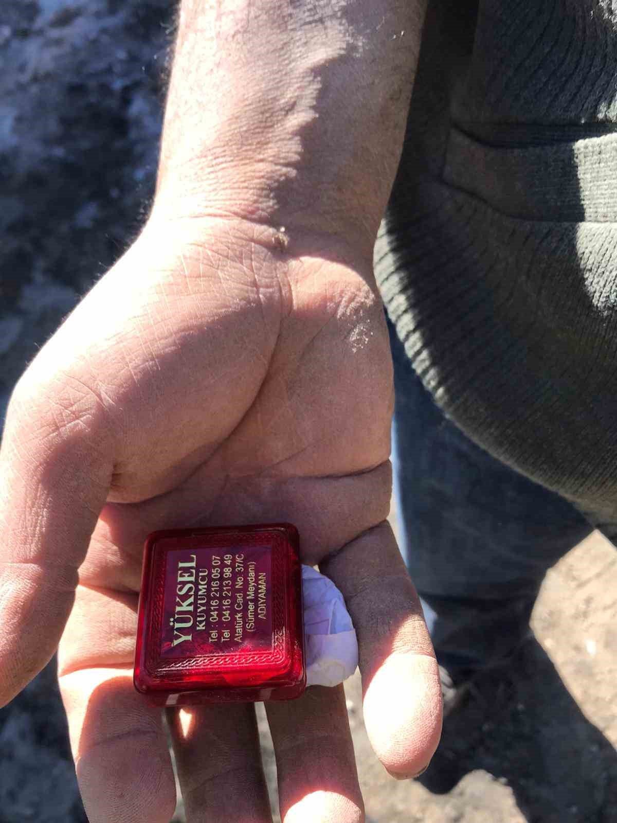 Enkazdan çıkardığı 100 bin TL’lik altın ve parayı sahibine teslim etti