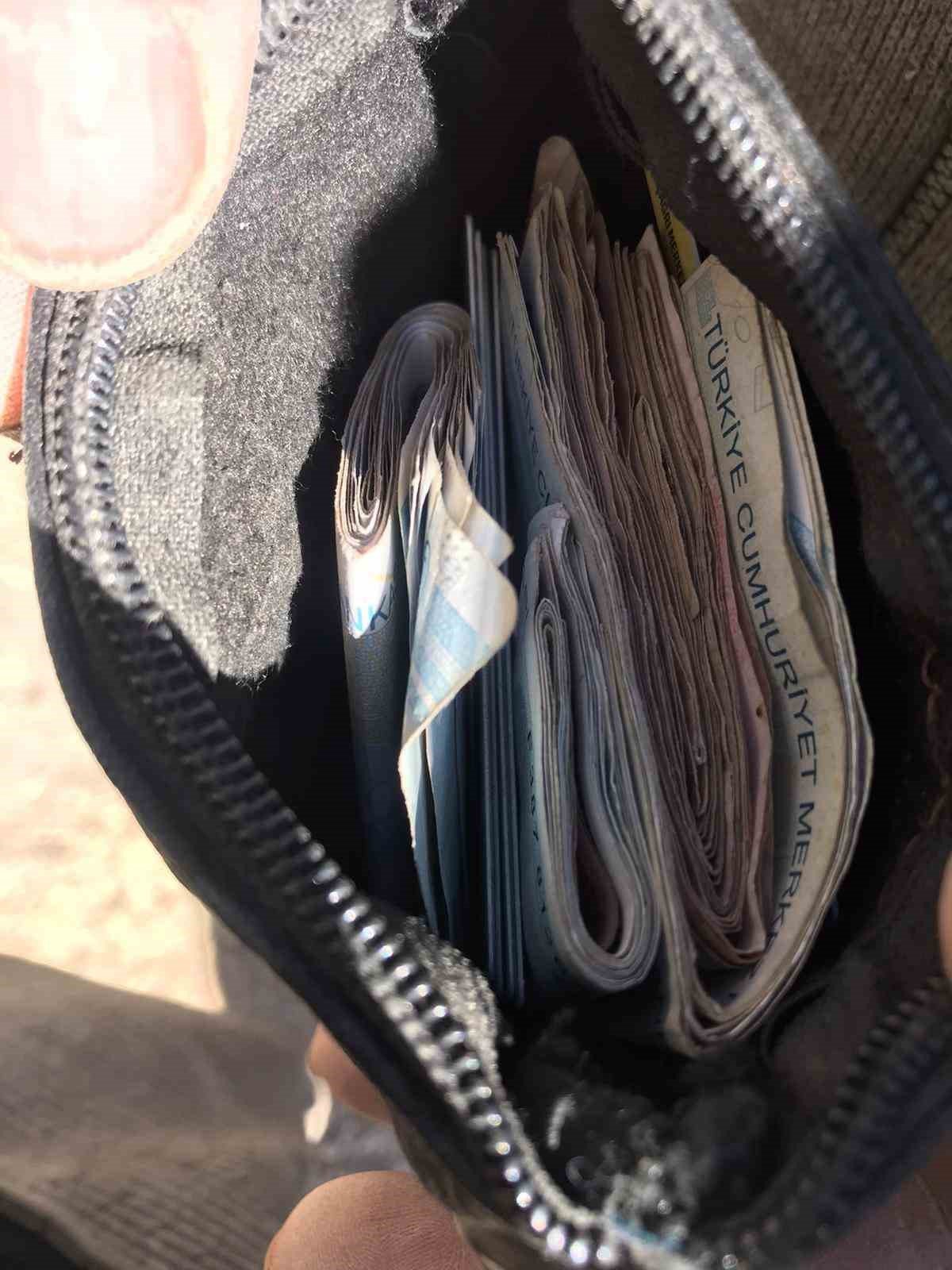 Enkazdan çıkardığı 100 bin TL’lik altın ve parayı sahibine teslim etti