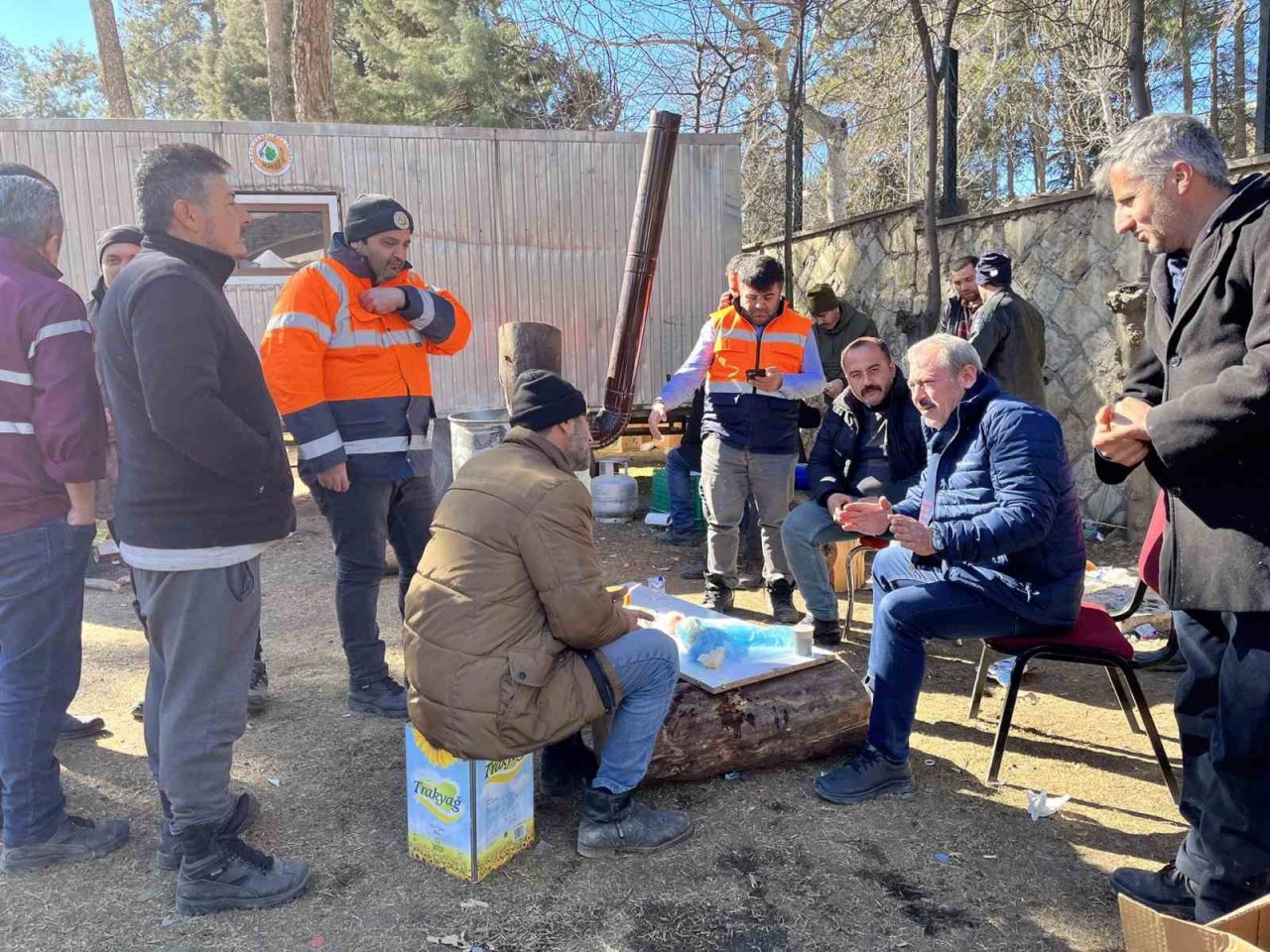 Milletvekili Şahin Tin, deprem bölgesindeki gönüllüler ve görevlilerle bir araya geldi