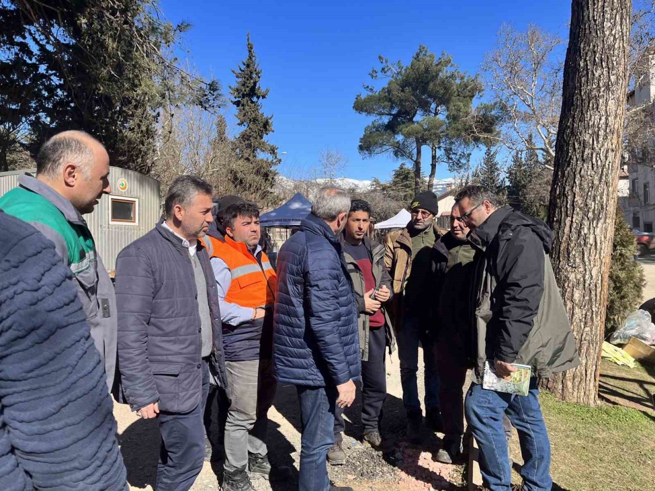 Milletvekili Şahin Tin, deprem bölgesindeki gönüllüler ve görevlilerle bir araya geldi