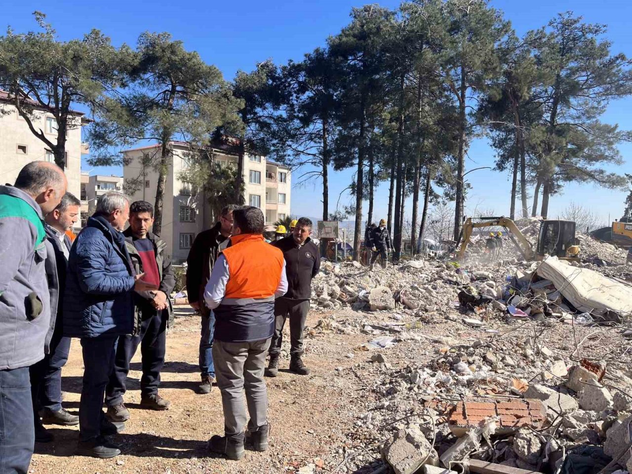Milletvekili Şahin Tin, deprem bölgesindeki gönüllüler ve görevlilerle bir araya geldi