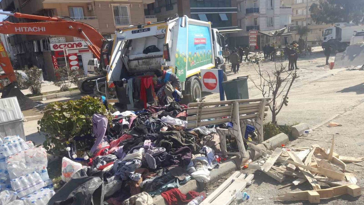 Alanya Belediyesi temizlik ekibi deprem bölgesinde