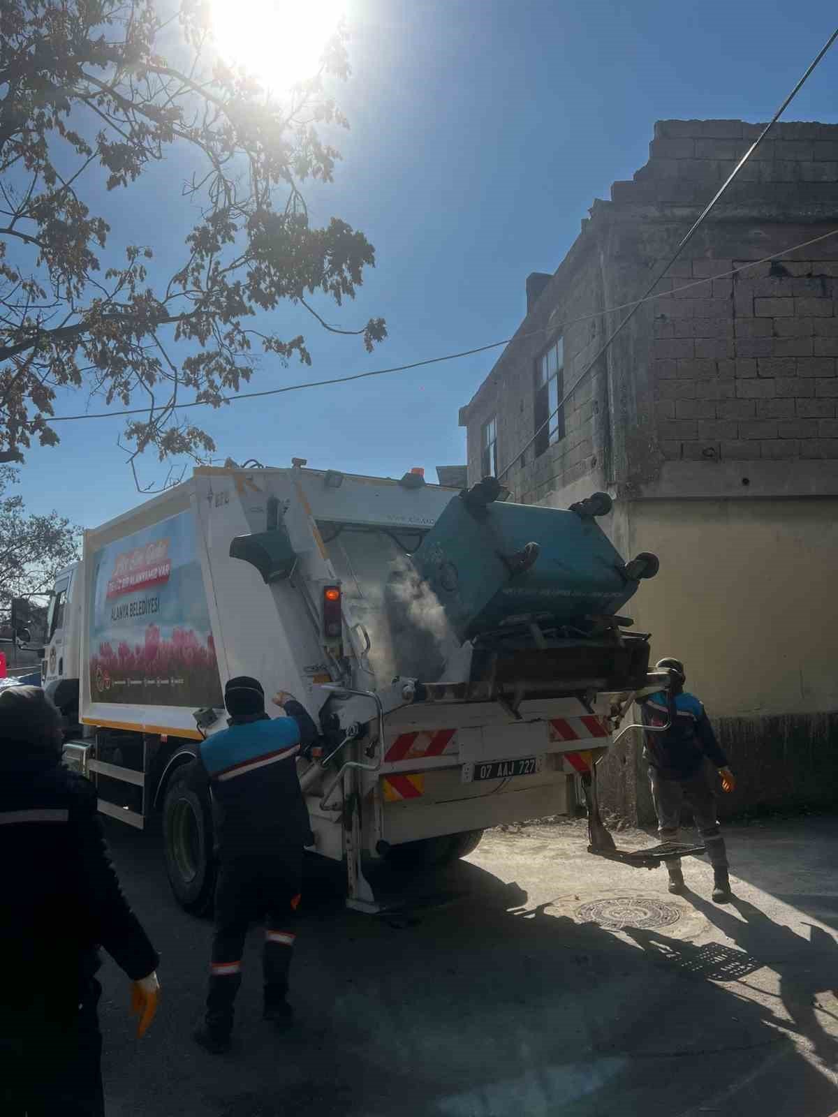 Alanya Belediyesi temizlik ekibi deprem bölgesinde