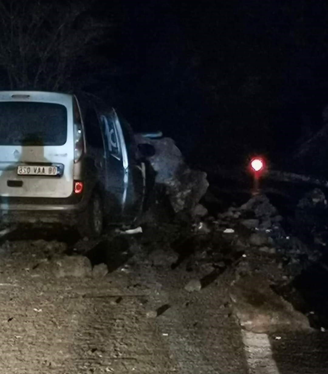 Yamaçtan kopan dev kaya otomobilin üzerine düştü: 2 yaralı